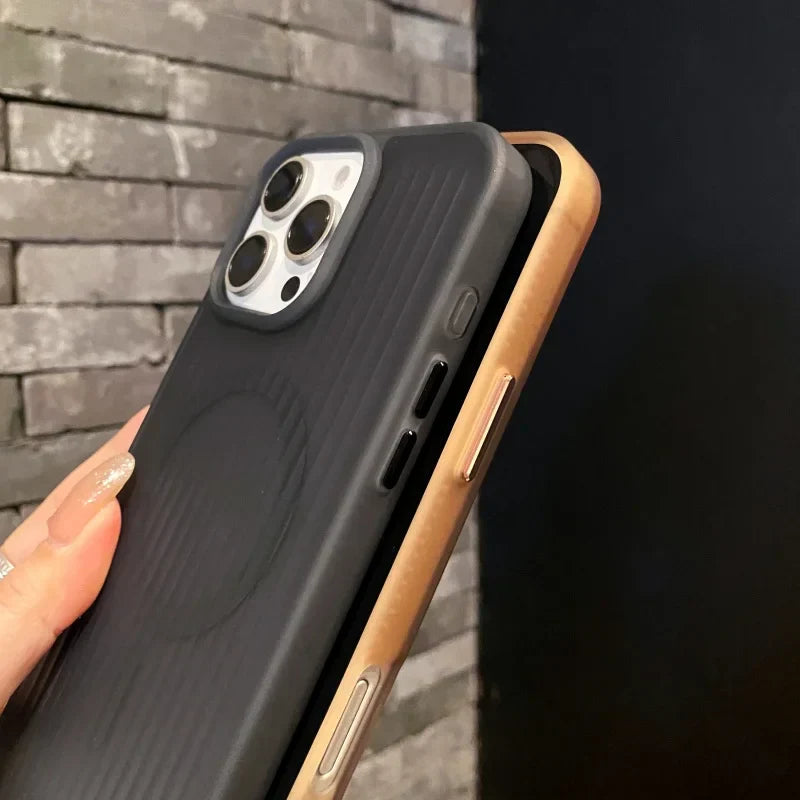 Coque iPhone à Rayures Mat Magsafe – Antichoc et Compatible Charge Magnétique iPhone 12 à 16 Pro Max
